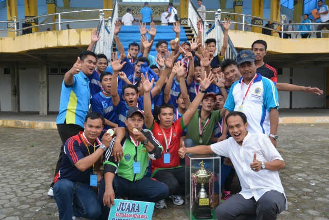 Tim sepak bola Kecamatan Sabak Barat foto bersama setelah memenangkan Bupati Cup 2014. F/YOSI/JU   